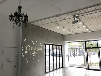 The Petal Room – Epson LightScene EV-100 Digital Signage Projector
